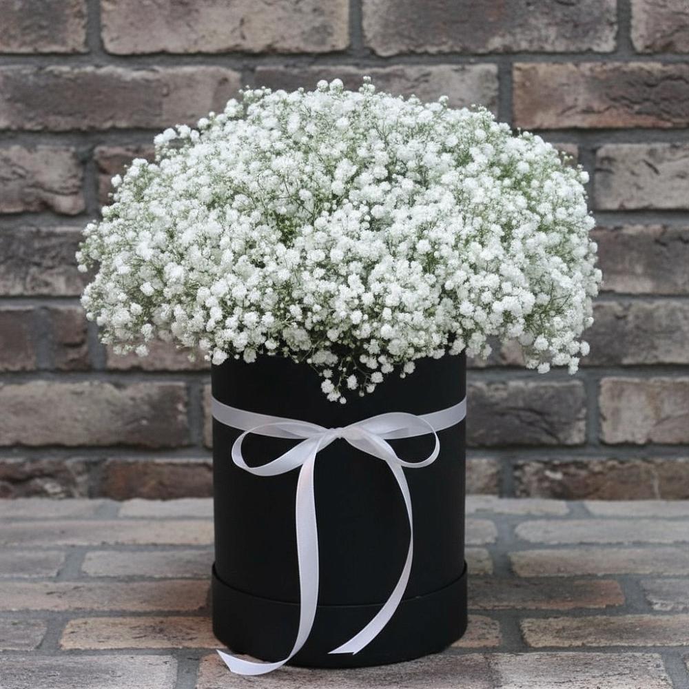 Цветочная композиция из Гипсофила в шляпной коробке в Новоникольское