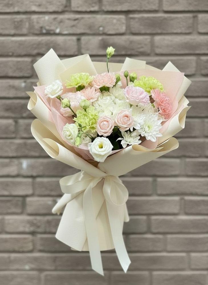 Букет цветов из: Гвоздики, Розы, Лизиантусы и Хризантемы в Новоникольское