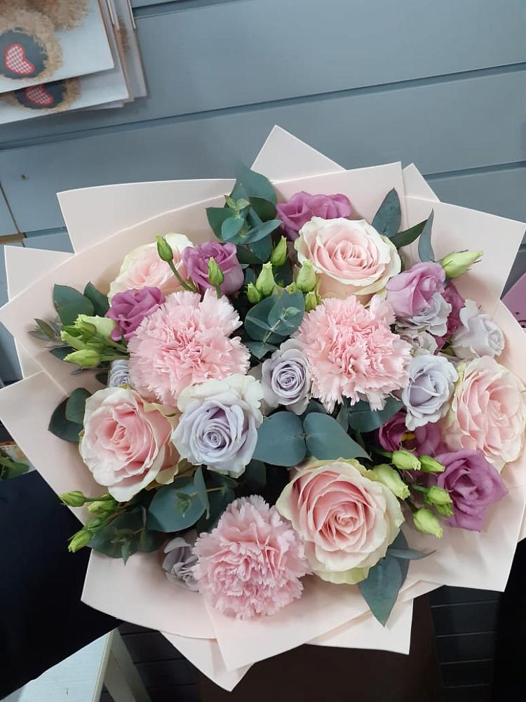 Букет цветов из: Розы, Гвоздики и Лизиантусы в Новоникольское